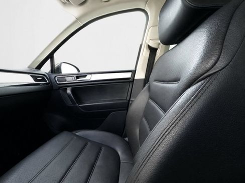 Used 2016 Volkswagen Touareg Sport AWD/4WD image 23