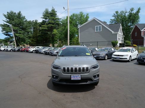 Used 2019 Jeep Cherokee Latitude Plus w/ Cold Weather Group AWD/4WD image 3