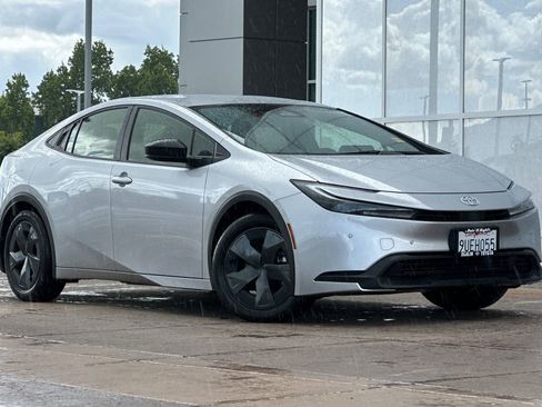 Used 2025 Toyota Prius LE FWD image 2