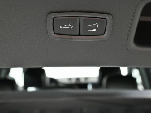 Certified 2025 Porsche Macan AWD image 28