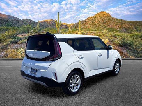 Used 2024 Kia Soul LX w/ Option Group 015 FWD image 4