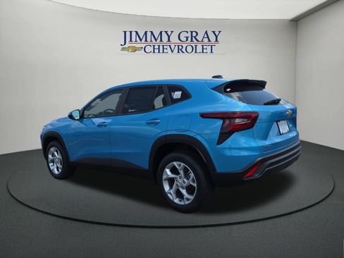 New 2026 Chevrolet Trax LS w/ LS Convenience Package FWD image 3