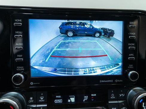 Used 2021 Toyota Highlander XLE AWD/4WD image 30