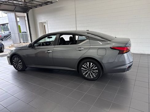 Used 2023 Nissan Altima 2.5 SV w/ SV Premium Package FWD image 5