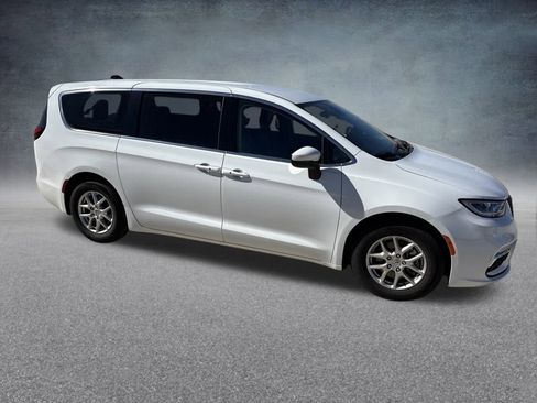 Used 2023 Chrysler Pacifica Touring-L image 8