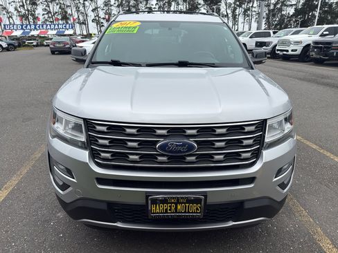 Used 2017 Ford Explorer XLT w/ Equipment Group 202A AWD/4WD image 8