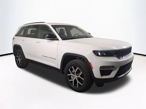 Used 2025 Jeep Grand Cherokee Limited AWD/4WD image 2