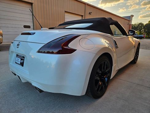 Used 2010 Nissan 370Z Touring image 4