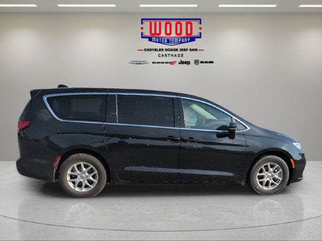 Used 2023 Chrysler Pacifica Touring-L FWD image 2