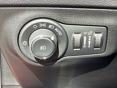 Used 2018 Jeep Compass Latitude w/ Popular Equipment Group FWD image 32