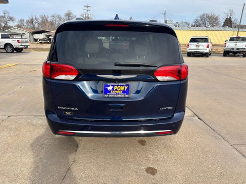Used 2017 Chrysler Pacifica Limited w/ UConnect Theater Package image 4