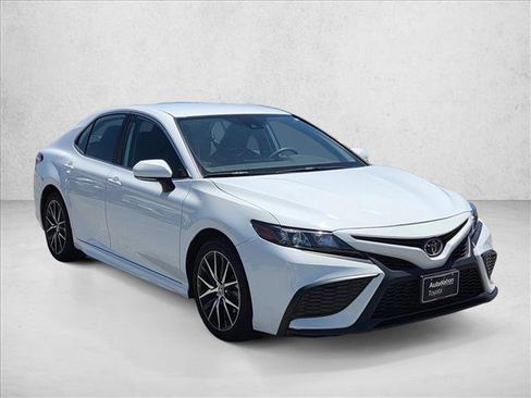 Used 2024 Toyota Camry SE FWD image 3