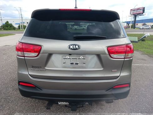 Used 2017 Kia Sorento FWD image 4