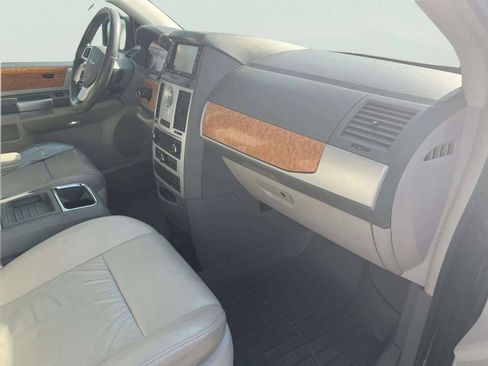 Used 2008 Chrysler Town & Country Limited w/ Entertainment Group #3 FWD image 7