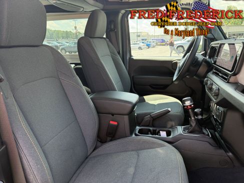 Used 2025 Jeep Wrangler Sport AWD/4WD image 15