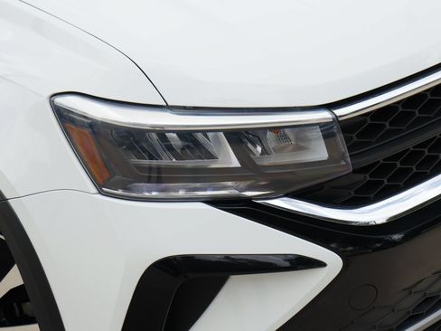 Certified 2022 Volkswagen Taos SE FWD image 2