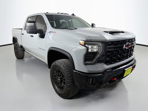 Used 2024 Chevrolet Silverado 2500 ZR2 w/ Technology Package AWD/4WD image 4