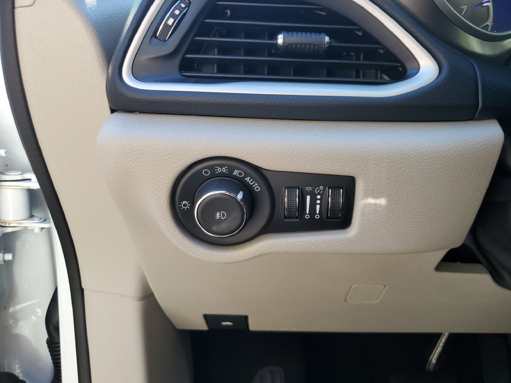 Used 2023 Chrysler Pacifica Touring-L FWD image 30