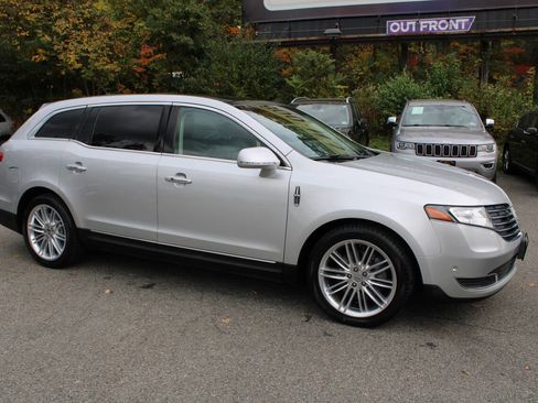 Used 2019 Lincoln MKT AWD image 5