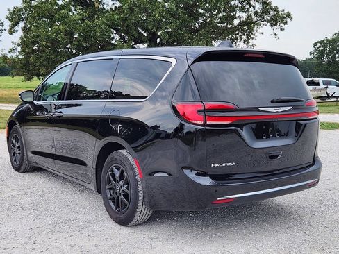 Used 2024 Chrysler Pacifica Touring-L FWD image 4