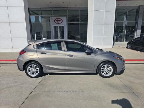 Used 2018 Chevrolet Cruze LT w/ Convenience Package image 3