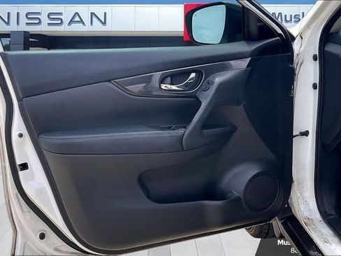 Used 2017 Nissan Rogue SV FWD image 19