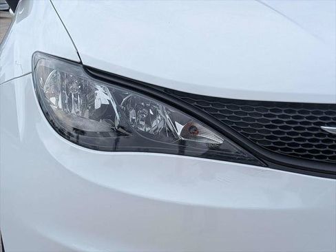 Certified 2022 Chrysler Voyager LX FWD image 9