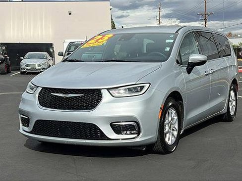 Used 2023 Chrysler Pacifica Touring image 1