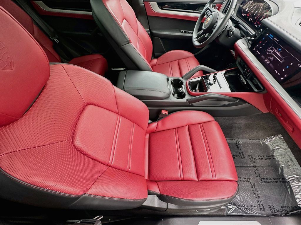 Certified 2025 Porsche Cayenne AWD/4WD image 29