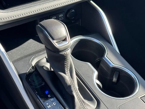 Used 2024 Toyota Highlander XLE image 24