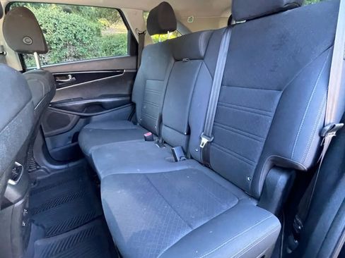 Used 2019 Kia Sorento LX w/ LX Convenience Package image 22