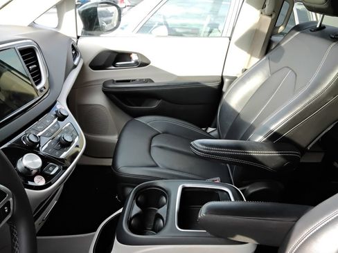Used 2024 Chrysler Pacifica Touring-L FWD image 9