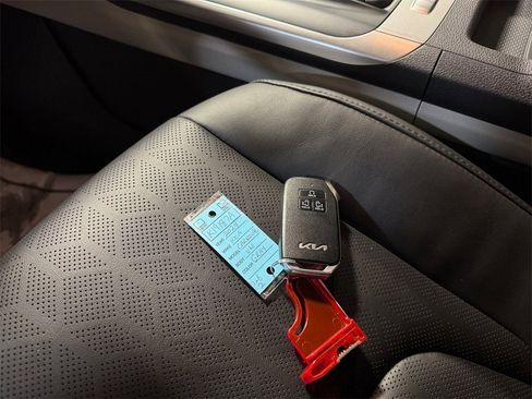 Certified 2024 Kia Carnival LX image 32