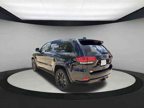 Used 2017 Jeep Grand Cherokee Altitude AWD/4WD image 5