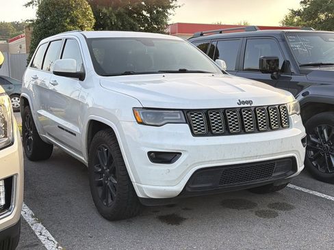 Used 2021 Jeep Grand Cherokee Laredo X AWD/4WD image 3