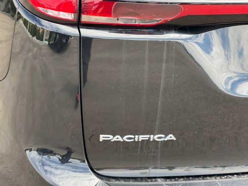 Used 2022 Chrysler Pacifica Touring-L FWD image 26