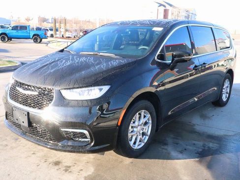 New 2026 Chrysler Pacifica Select FWD image 10