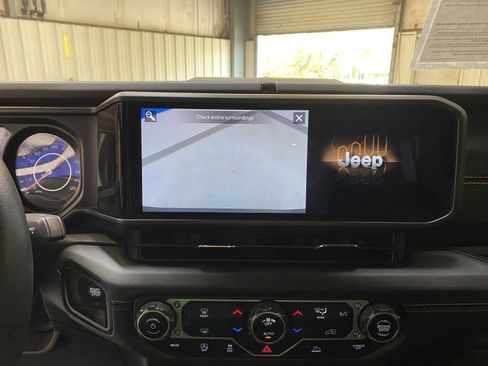 Used 2024 Jeep Gladiator Mojave image 43