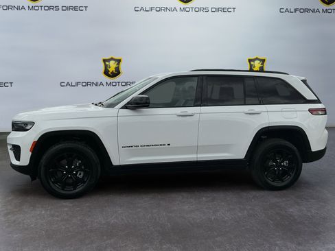 Used 2025 Jeep Grand Cherokee Altitude RWD image 8