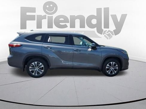 Used 2022 Toyota Highlander XLE AWD/4WD image 6