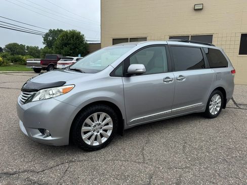 Used 2014 Toyota Sienna Limited w/ Limited Premium Package AWD/4WD image 4