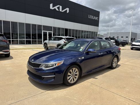 Used 2017 Kia Optima LX FWD image 2