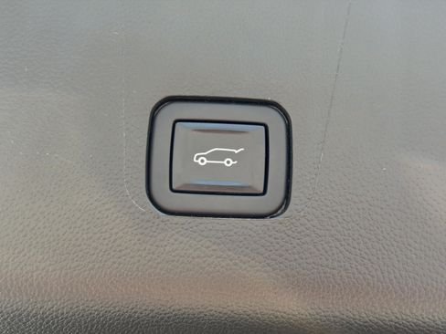 Used 2023 Chevrolet Traverse LT FWD image 14