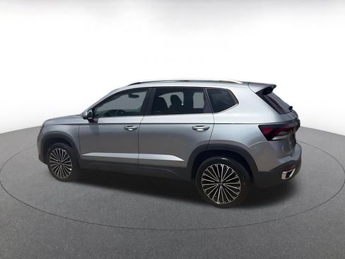 Used 2025 Volkswagen Taos SE FWD image 10