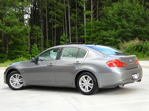 Used 2015 INFINITI Q40 w/ Moonroof Package RWD image 17