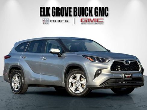 Used 2023 Toyota Highlander LE image 2