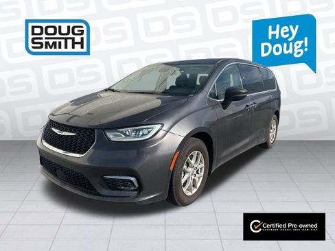 Used 2023 Chrysler Pacifica Touring-L image 3