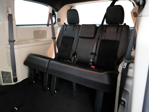 Used 2018 Dodge Grand Caravan SXT image 6