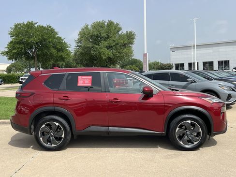 Used 2024 Nissan Rogue SV AWD/4WD image 3