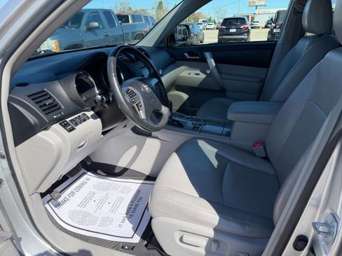 Used 2012 Toyota Highlander SE w/ Tow Pkg image 10